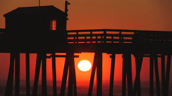 Sun Peeking Between Piers - бесплатный image #504501
